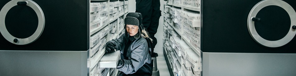 Medarbejdere ved robot i Danmarks Nationale Biobank